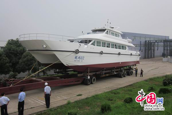 鯤鵬02在大型拖車的幫助下離開制造車間