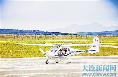 本報(bào)訊 （沈陽日報(bào)記者楊主格）近日，沈陽航空航天大學(xué)（遼寧通用航空研究院）協(xié)同部分高校、航空企業(yè)和科研院所，經(jīng)過近三年艱苦攻關(guān)，成功研制的我國首款電動(dòng)力輕型運(yùn)動(dòng)飛機(jī)RX1E首批兩架交付客戶。